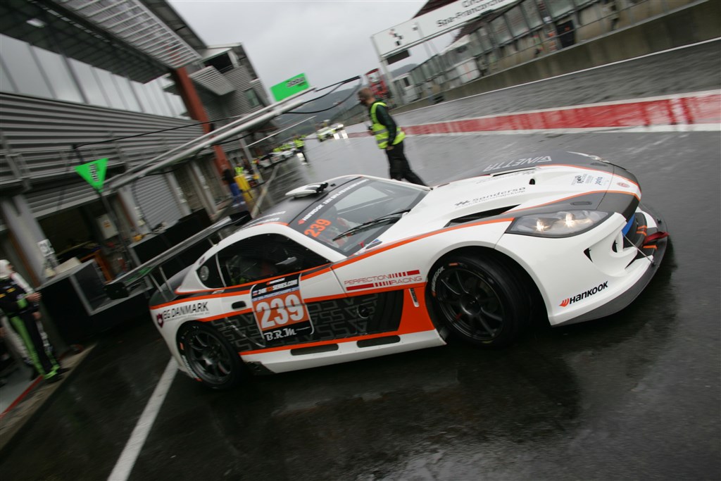 Der køres ud til træning på en våd Spa Francorchamps
(Foto: Henning Smed)